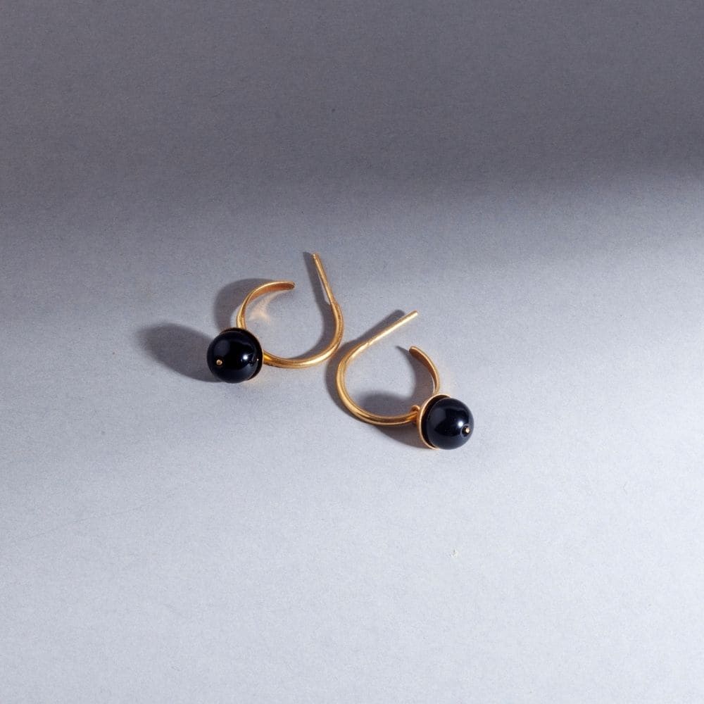 Aretes Nebula Mini Baño Oro 24 Kilates Mujer Con dijes de ónix o ágata azul mujer moderna estilo minimalista contemporaneo