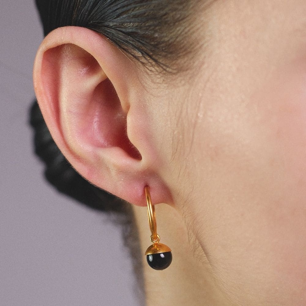 Aretes Nebula Mini Baño Oro 24 Kilates Mujer Con dijes de ónix o ágata azul mujer moderna estilo minimalista contemporaneo