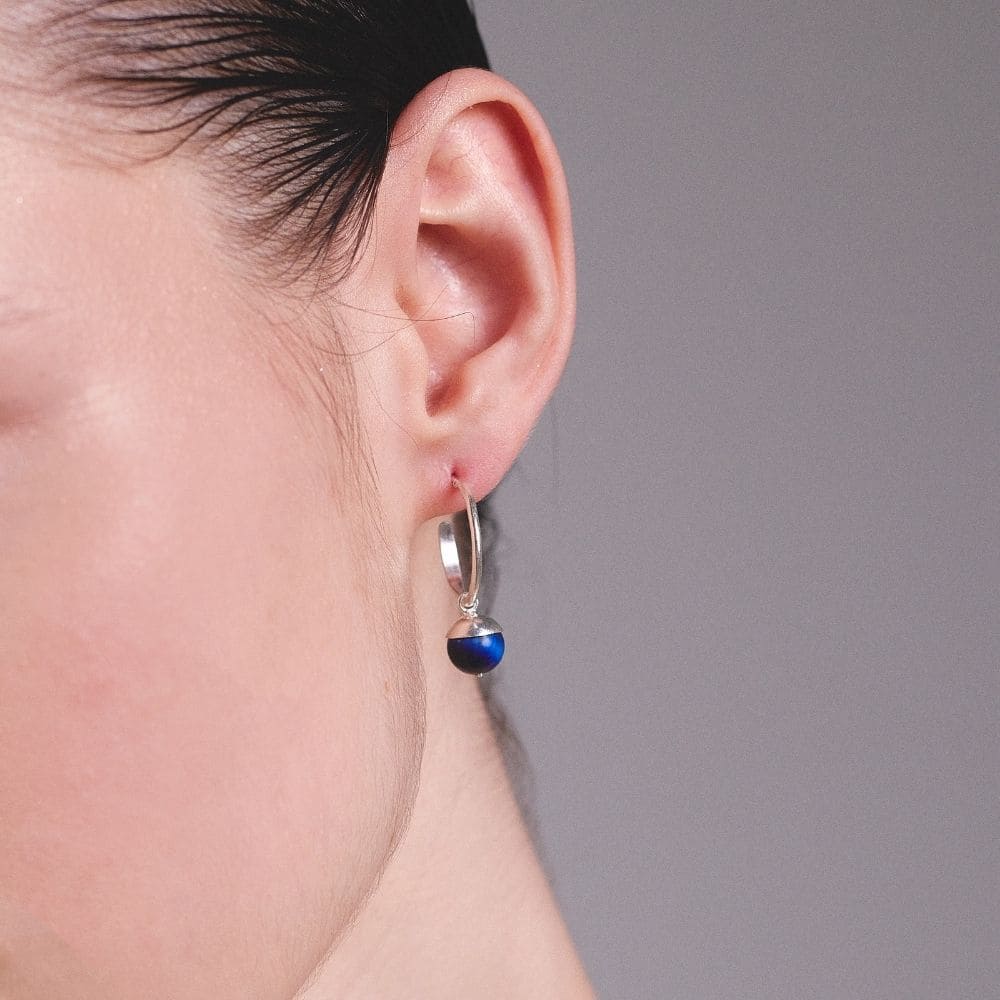 Aretes Nebula Mini Silver Mujer Con dijes de ónix o ágata azul mujer moderna estilo minimalista contemporaneo