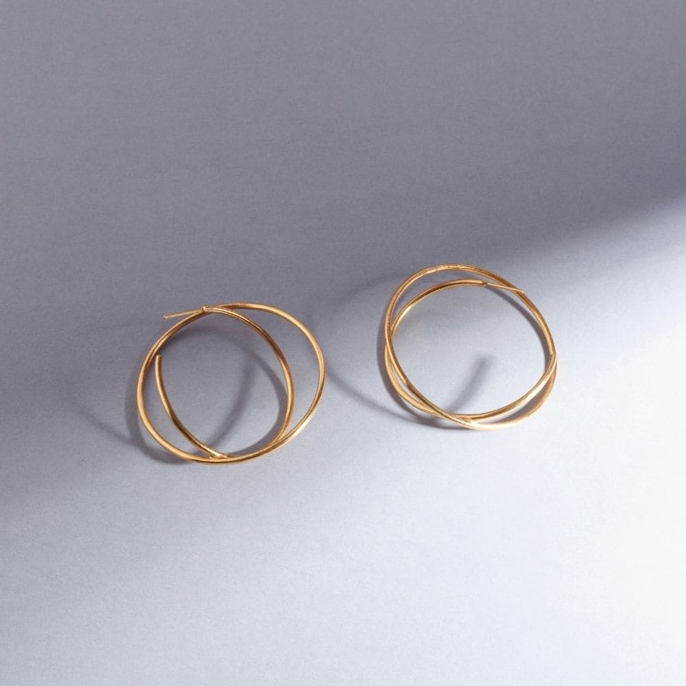 Aretes Oriona Baño oro 24 kilates minimalista diseño moderno joya jewelry mujer