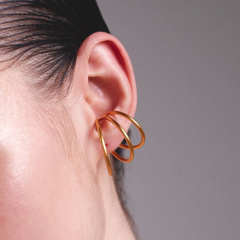 Ear Cuff Lumina Maxi  Baño Oro 24 Kilates para mujer moderna estilo minimalista contemporaneo