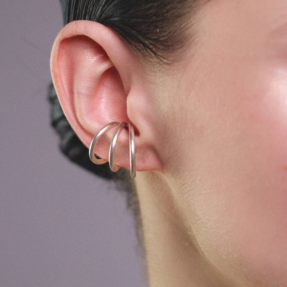 Ear Cuff Lumina Maxi Silver para mujer moderna estilo minimalista contemporaneo