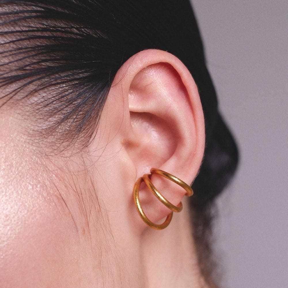 Ear Cuff Lumina Mini  Baño Oro 24 Kilates para mujer moderna estilo minimalista contemporaneo