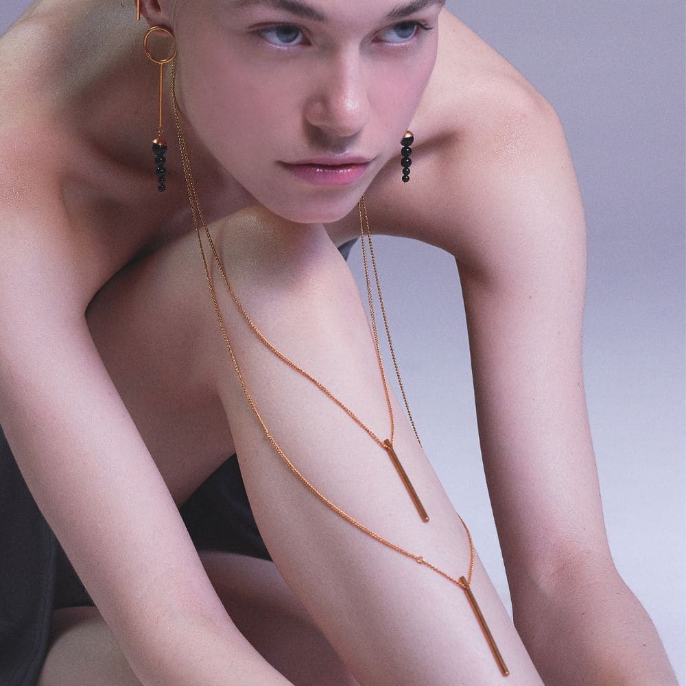 Collar Astrea Baño Oro 24 Kilates Largo minimalista diseño moderno joya jewelry mujer